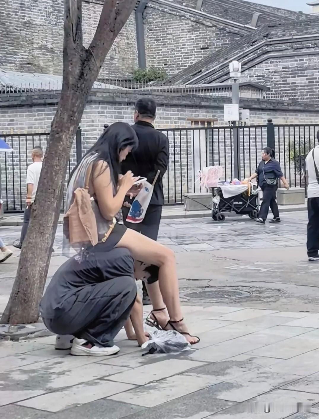 街头引争议！情侣这一举动实在辣眼睛…人来人往的户外街头，过往游客络绎不绝