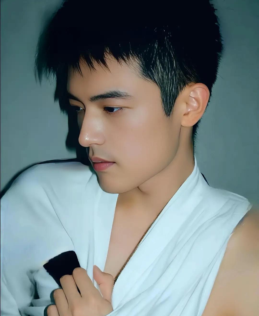 这个鼻子长得真好看，颜值立马拉满，看男人帅不帅看他的鼻子就行，鼻子好看这个人肯定