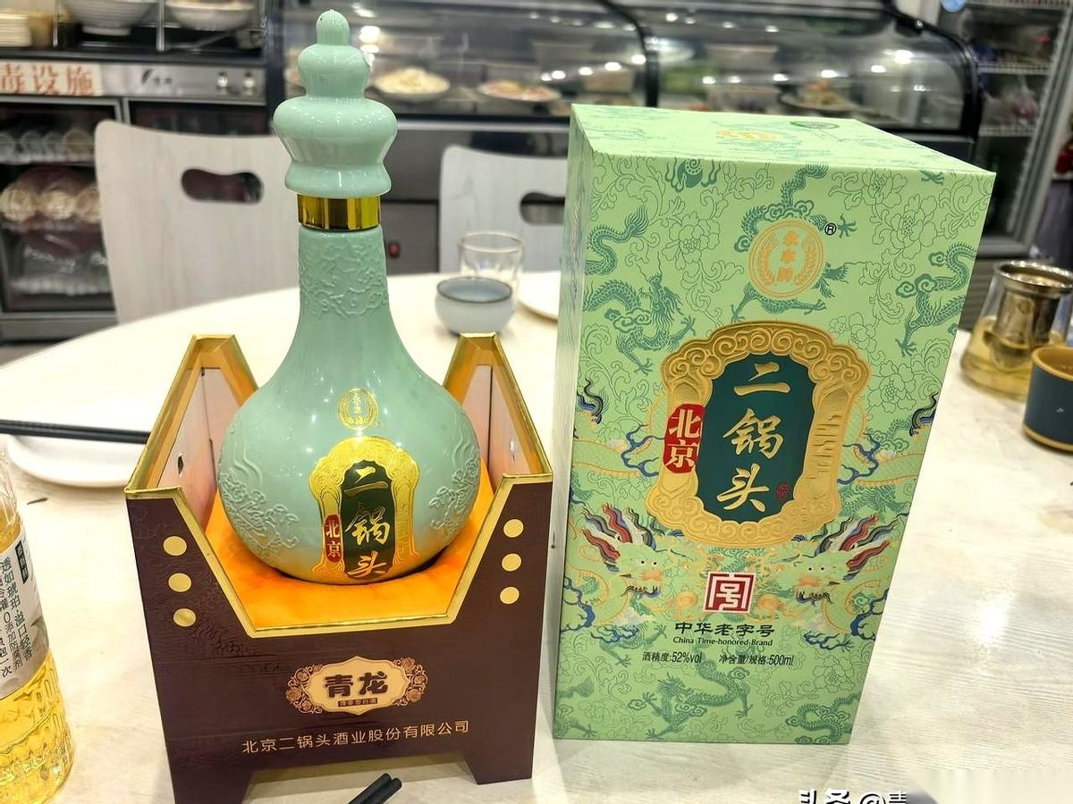 拎着一根羊腿进的村，就为了这一口。炖得稀烂，肥油都进了汤里，驴肉灌的香肠更是香