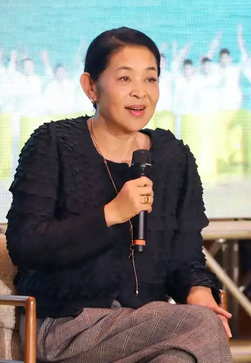 主持人倪萍说，谁当新人的时候，都不容易。我刚进央视时，整个办公室，没有一个人欢迎