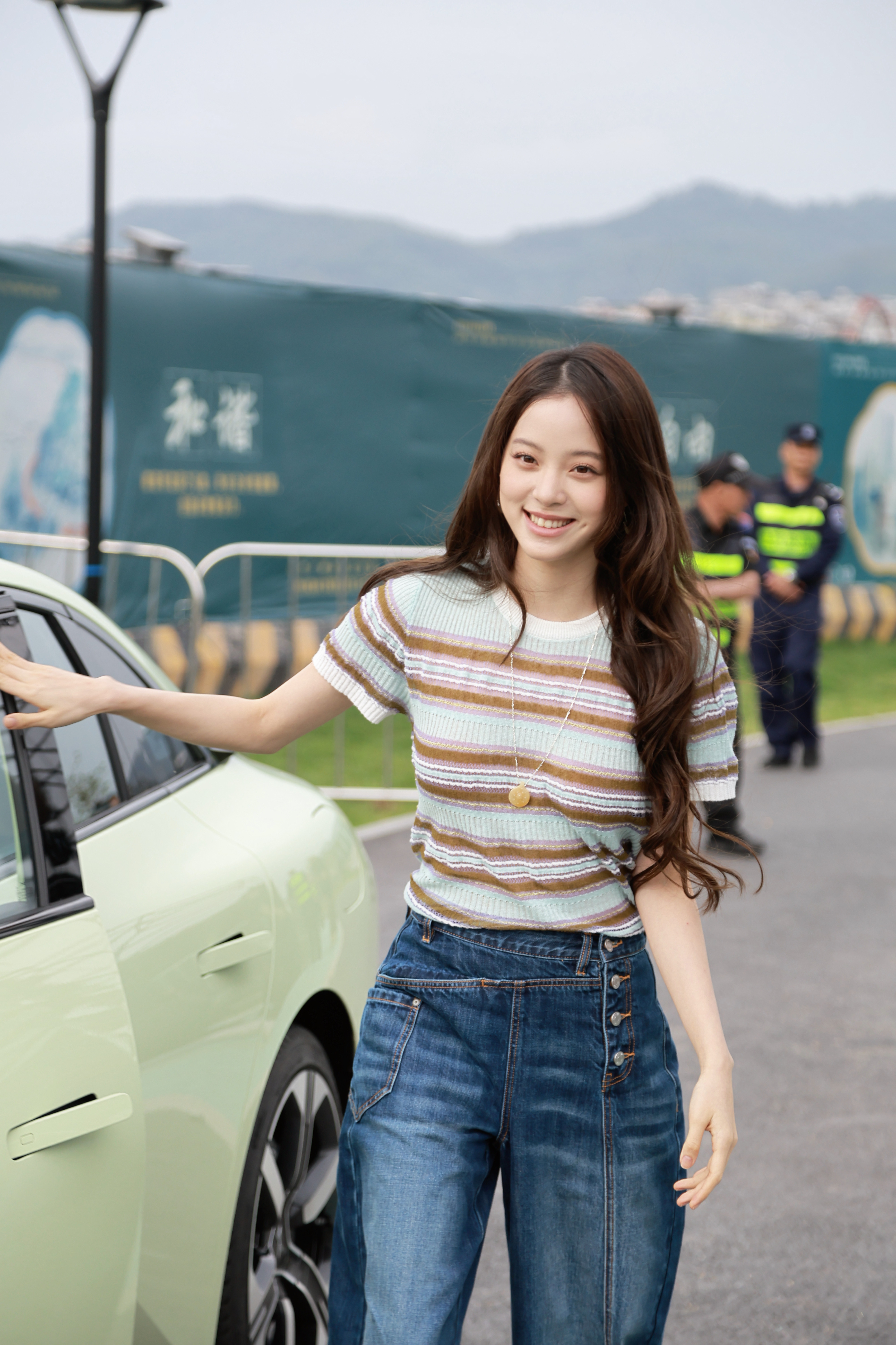 欧阳娜娜作为真实车主，自驾牛油果绿2026款小鹏MONAM03现身小鹏总部科韵