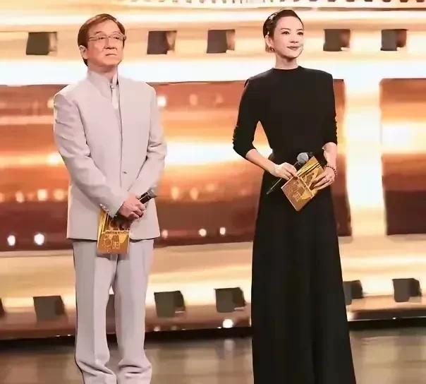 大家瞧瞧章子怡和成龙这些图片的对比，是不是觉得好讽刺啊！2001年的时候，成龙