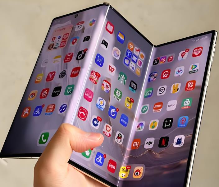 三星三折叠手机停售，这是意料之中的。自从华为开拓三折叠手机这个赛道，三折叠手