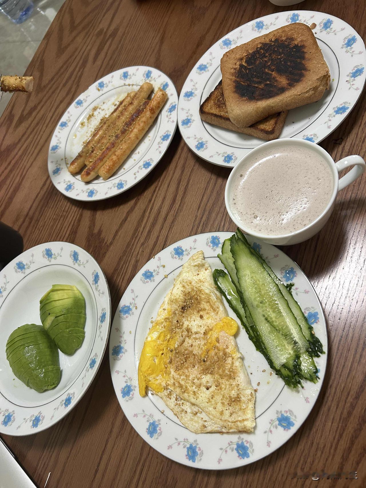 一天吃两顿饭，早餐大概九点吃，午餐下午三点半吃。俩孩子都觉得这样的生活节奏没