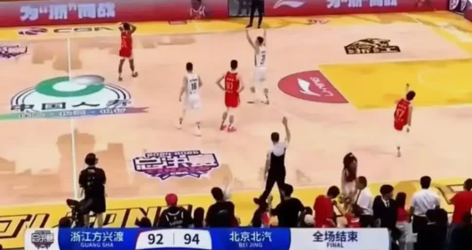 《CBA总决赛打人风波：赛场暴力与重罚之下的反思》宝子们，CBA赛场出