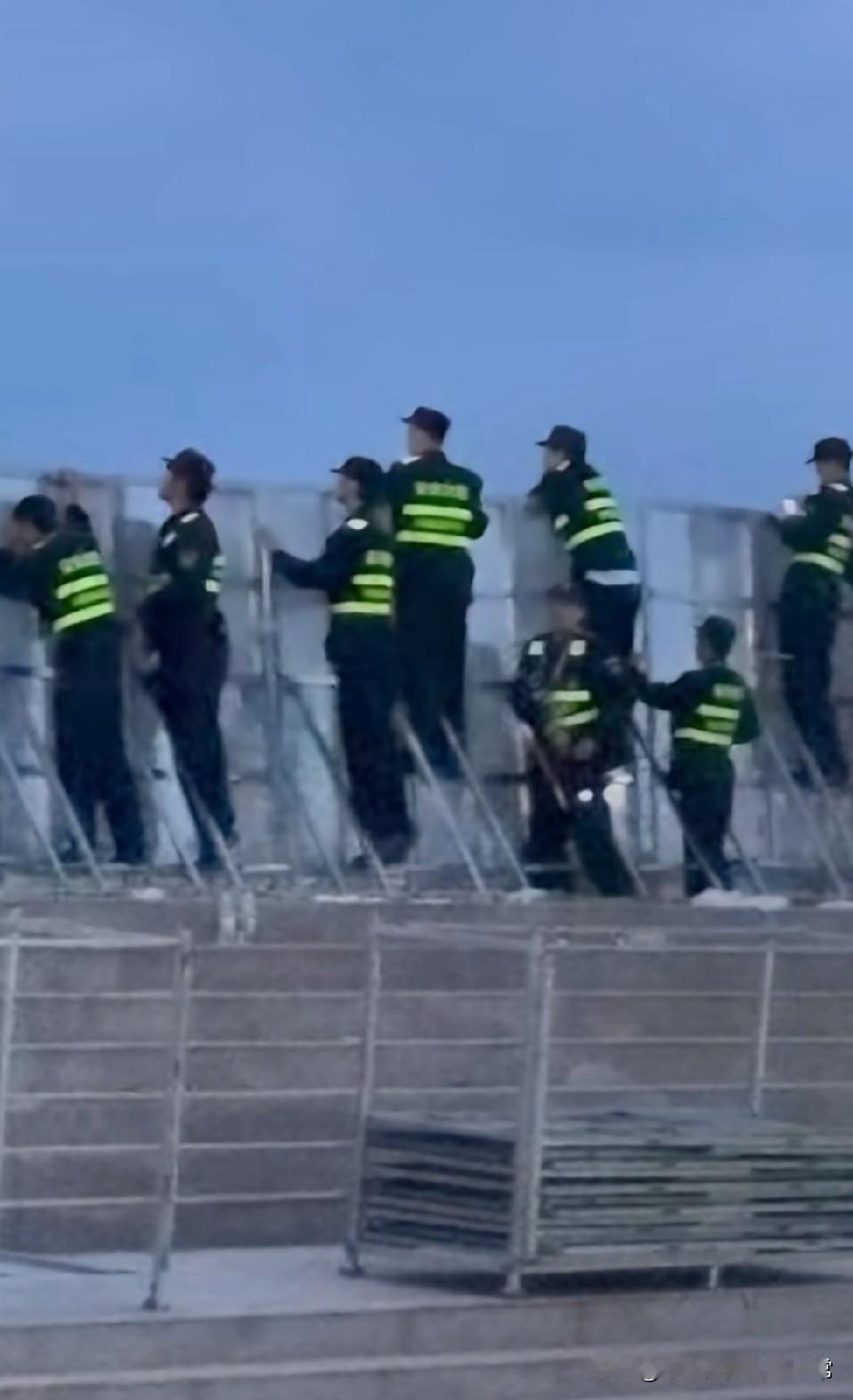 冲卡你们别太抽象了！海边这场“翻墙大戏”简直绝了！一群人为了免费看演出，直