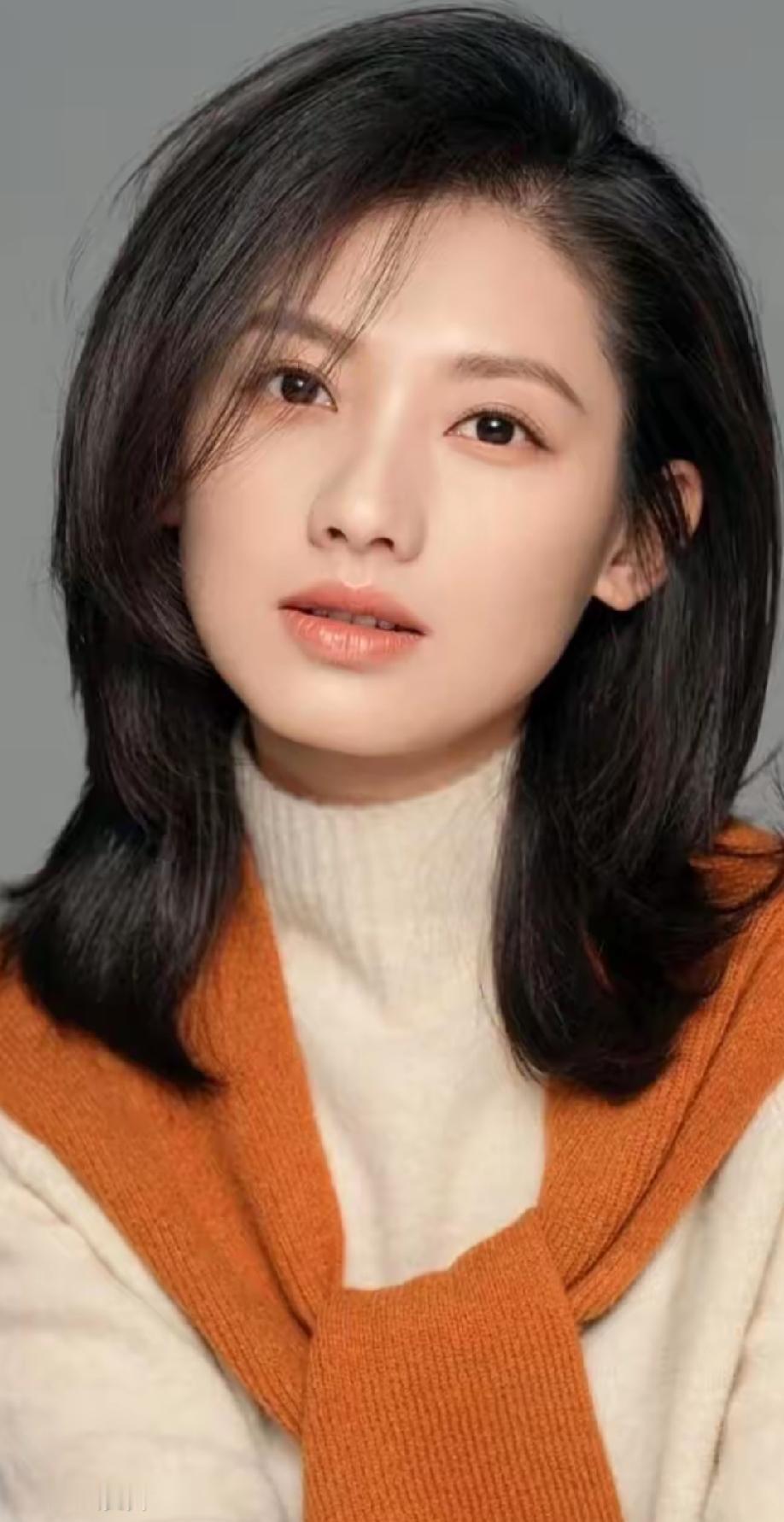 这位温柔沉静的回族女演员，身上散发着山口百惠的气质。在《远方的山楂树》中饰演
