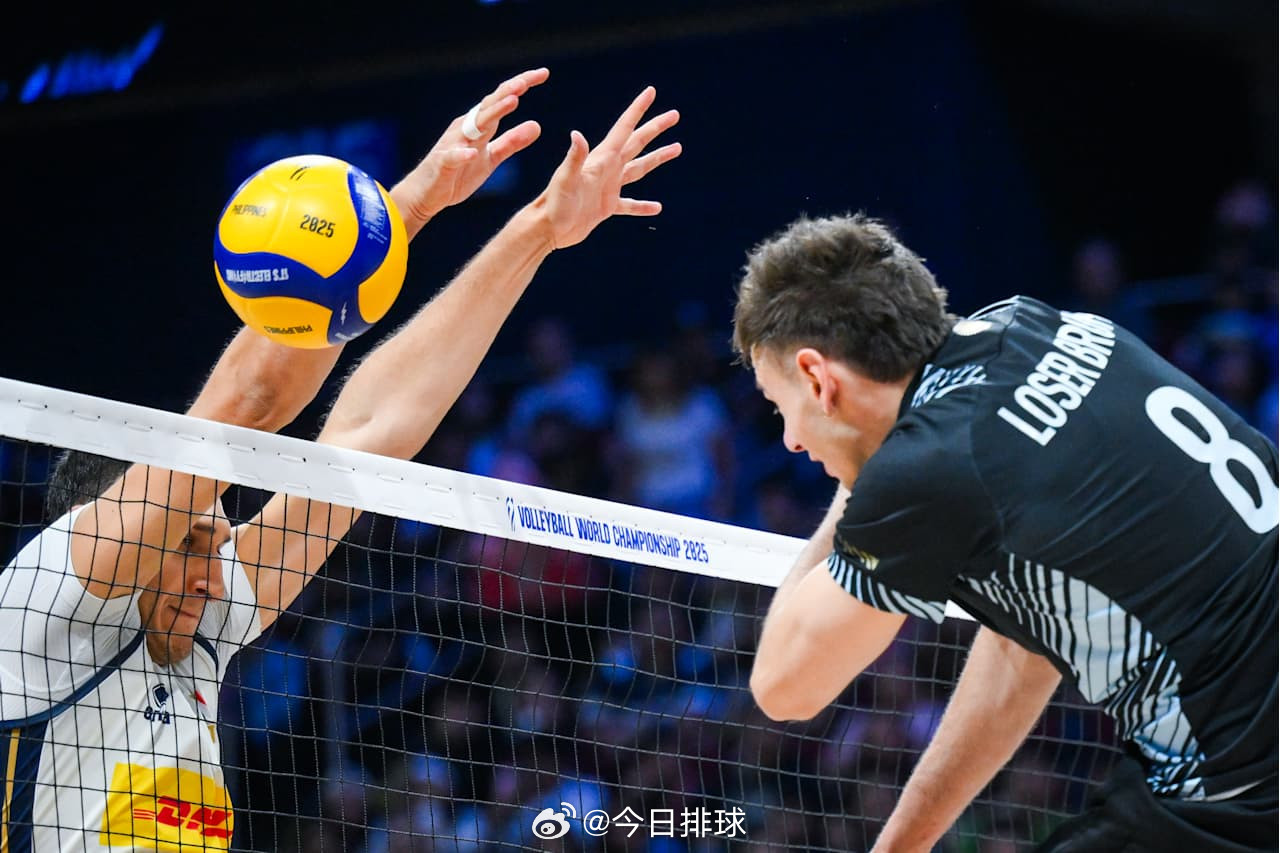 【2025男排世锦赛意大利男排3-0完胜阿根廷晋级八强】北京时间21日下午，菲