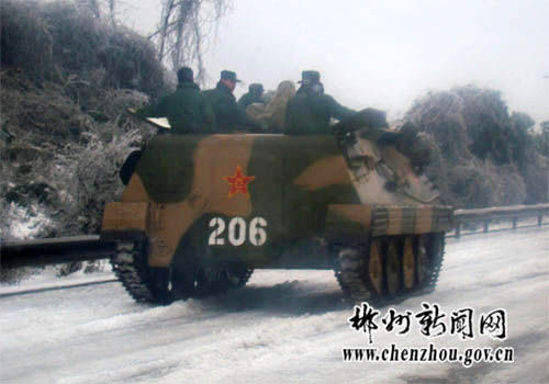 发一些老图，2008年南方冰冻灾害期间，广州军区的装甲部队出动62轻坦，63装输