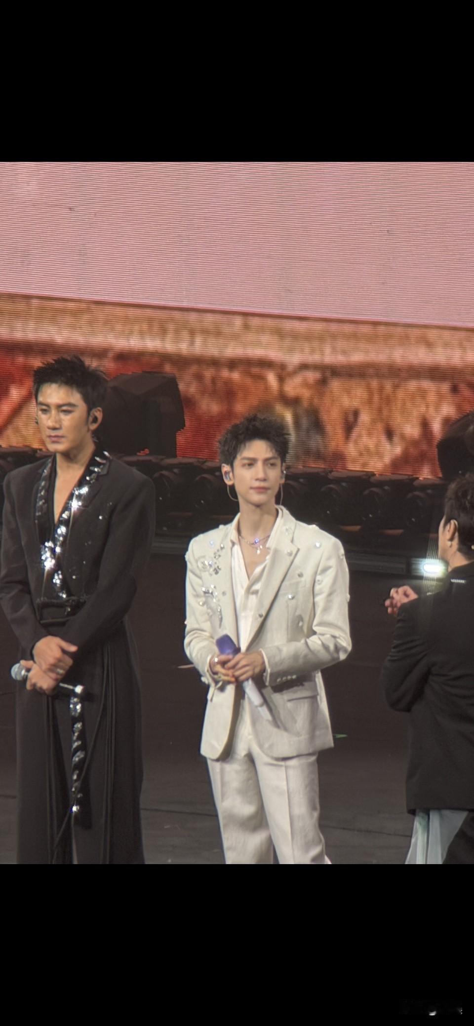 年会的水准，KTV的氛围我真的以为会像莲花楼演唱会那样，来的都是主要角色，