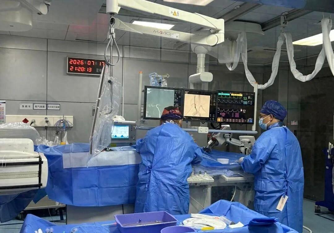 "万万没想到！"7月23日九派健康报道，深圳一21岁小伙突发脑梗死紧急送医！手术