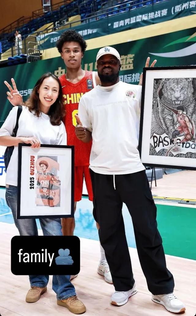 出生于辽宁到广东宏远参加青训打球的章彰华非，罕见的在社交平台晒出与父母的合影，他