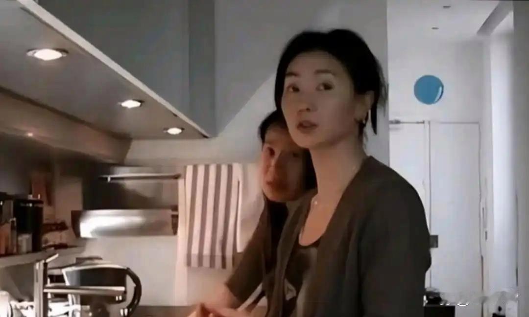 张曼玉增重二十斤之后状态焕然一新，整个人容光焕发，不仅气质回升，看起来越发年轻柔