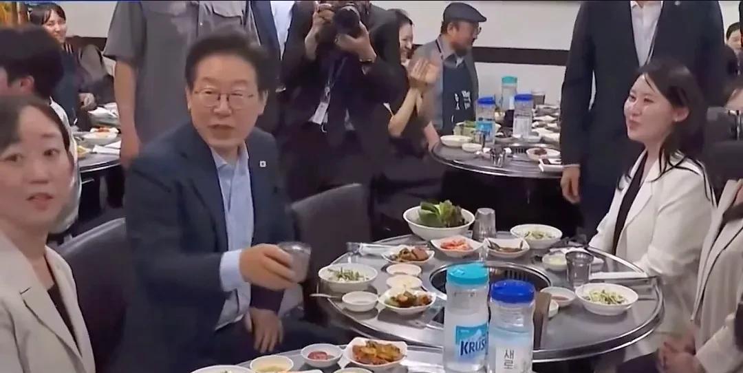 李在明已经当上总统，吃饭依然不挑，晚餐选择了一家小小的烤肉店。吃饭时很亲民，一