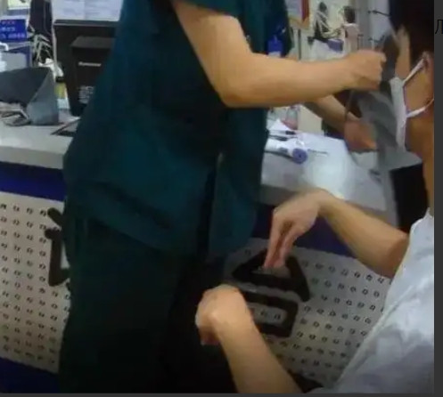 “太吓人了！”6月24日，一高中生和父亲吵架，突然，他双手痉挛僵硬，手指不由自主