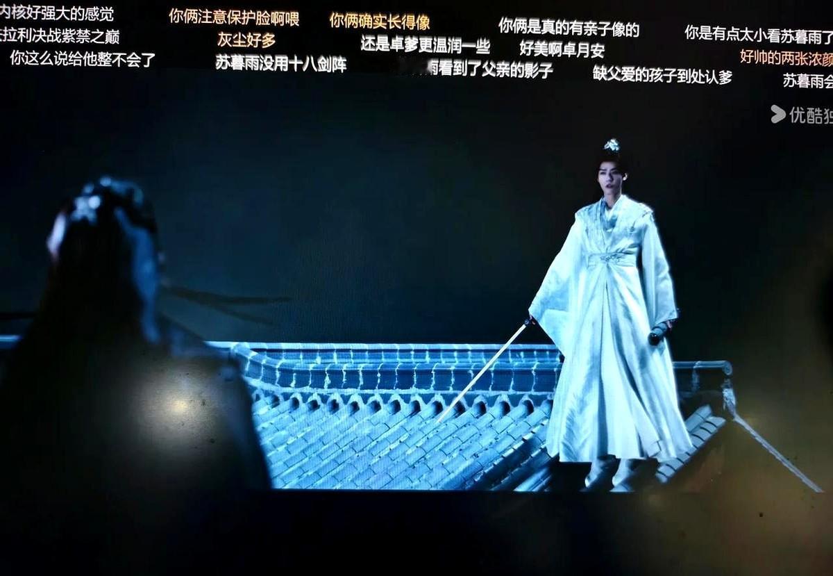 别以为龚俊在《暗河传》里踩瓦片的站姿是随便摆的，那都是下了真功夫的。他把戏曲虚步