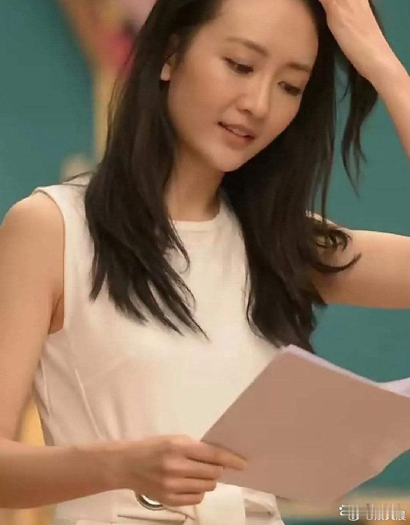 王鸥素颜状态惊艳十足，气质干净通透，温婉大气，自带优雅魅力。