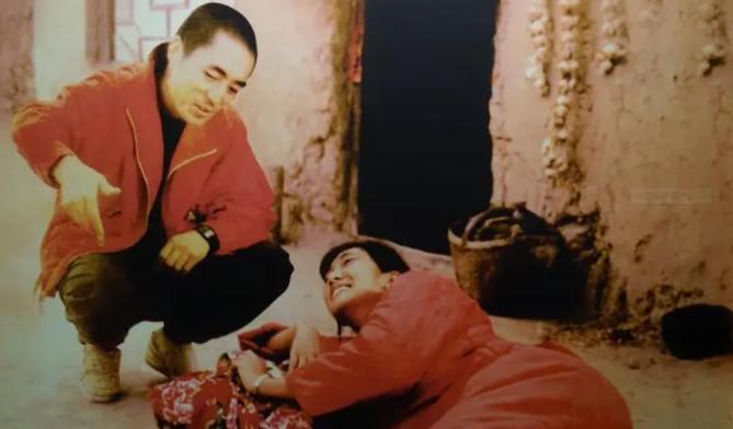 1995年，巩俐再一次向张艺谋逼宫：“你什么时候娶我”。张艺谋几乎咆哮的吼着对巩