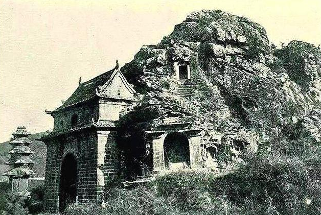1937年，南京沦陷，一个工兵营长为活命，跑到寺庙当和尚，谁知却引起日军的怀疑。