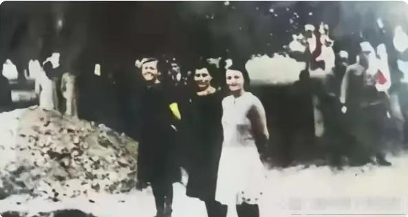 1941年，三名年轻的南斯拉夫女游击队员被德军俘虏，被押解至刚挖好的活埋壕沟前。