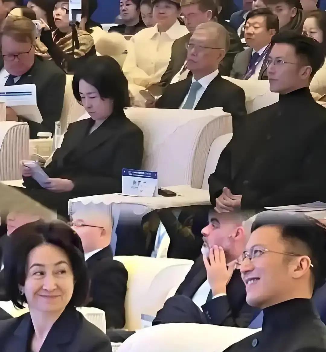 何超琼在达沃斯盯了谢霆锋五天，原本怕他蹭赌王千金热度，结果人家一句父亲旧事没提，