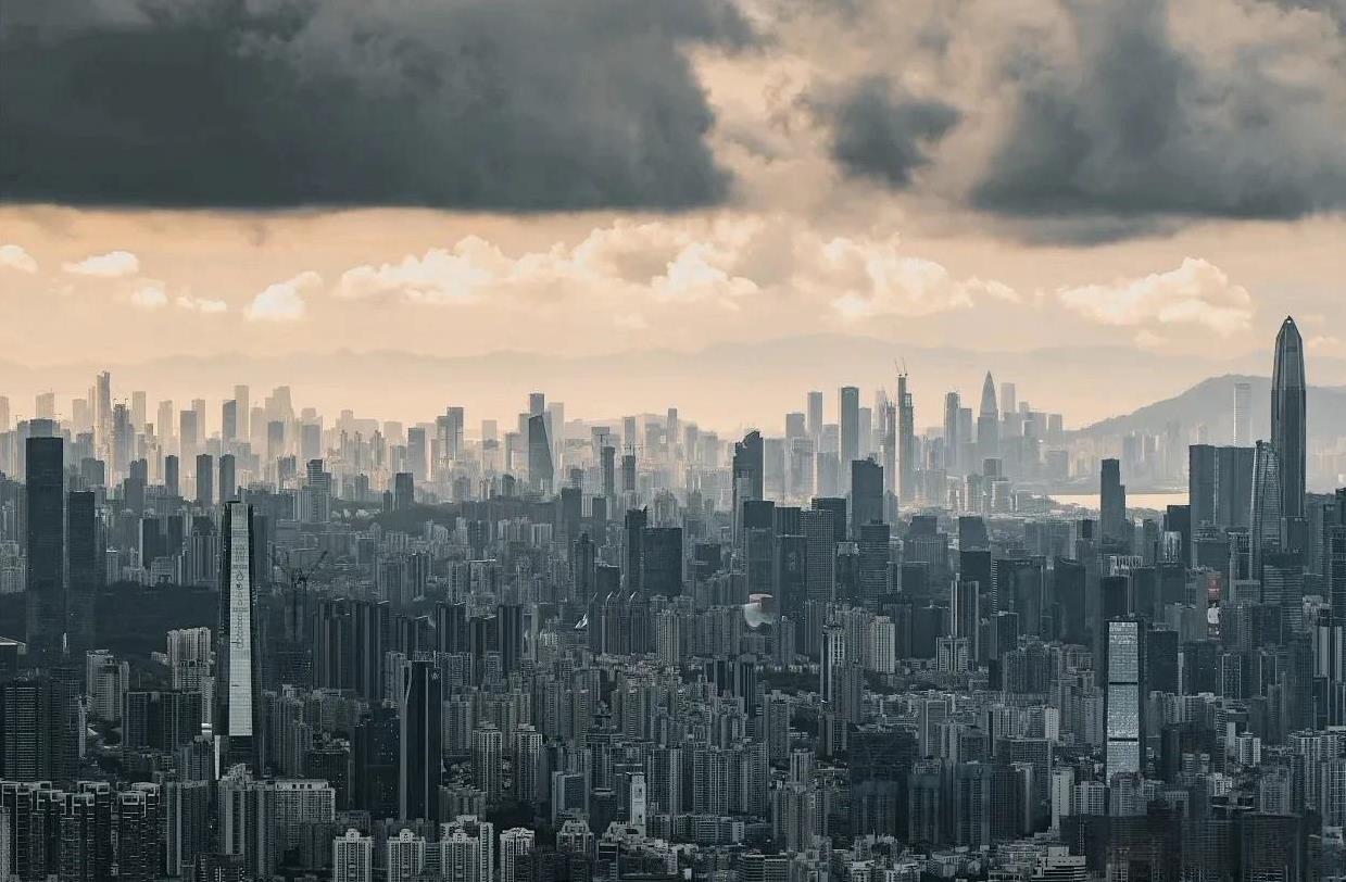 总有人说上海高楼太少了，只有深圳的零头。可是，上海为什么要跟深圳比高楼呢？这本来