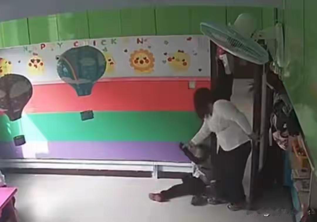 4名幼师被拘留短短18天，虐童上千次更有甚者，孟先生的女儿被多名幼师长期殴打