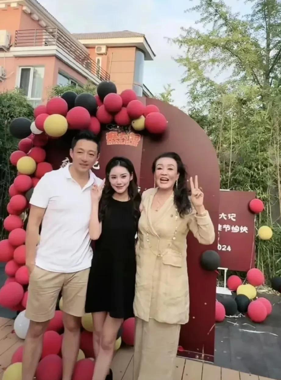 婚礼将至，张兰公开夸筱梅！因为深爱小菲，没少被S家人、粉丝还无端网暴，可人