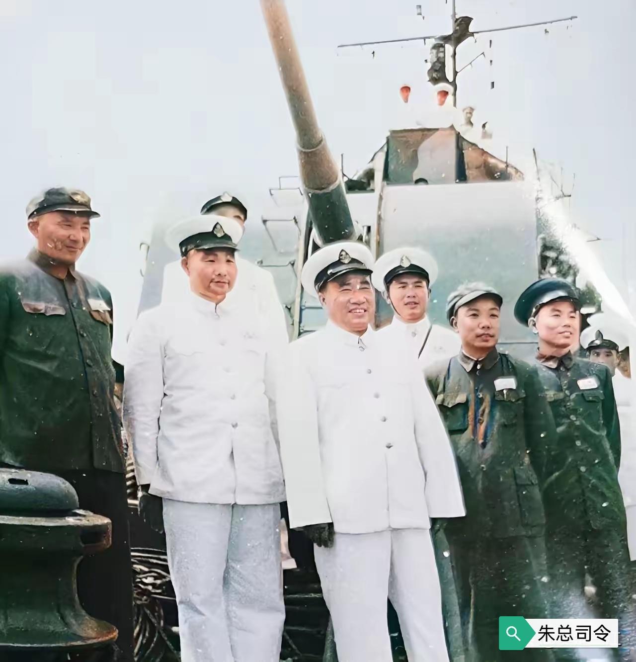 那年，中国人民解放军总司令朱德元帅，在海军司令员肖劲光大将和总参谋长罗瑞卿大将的