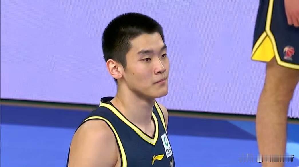 身高只有207CM，弹跳也并不是特别出色的王洪泽，为什么就能抢到这么多的篮板，而