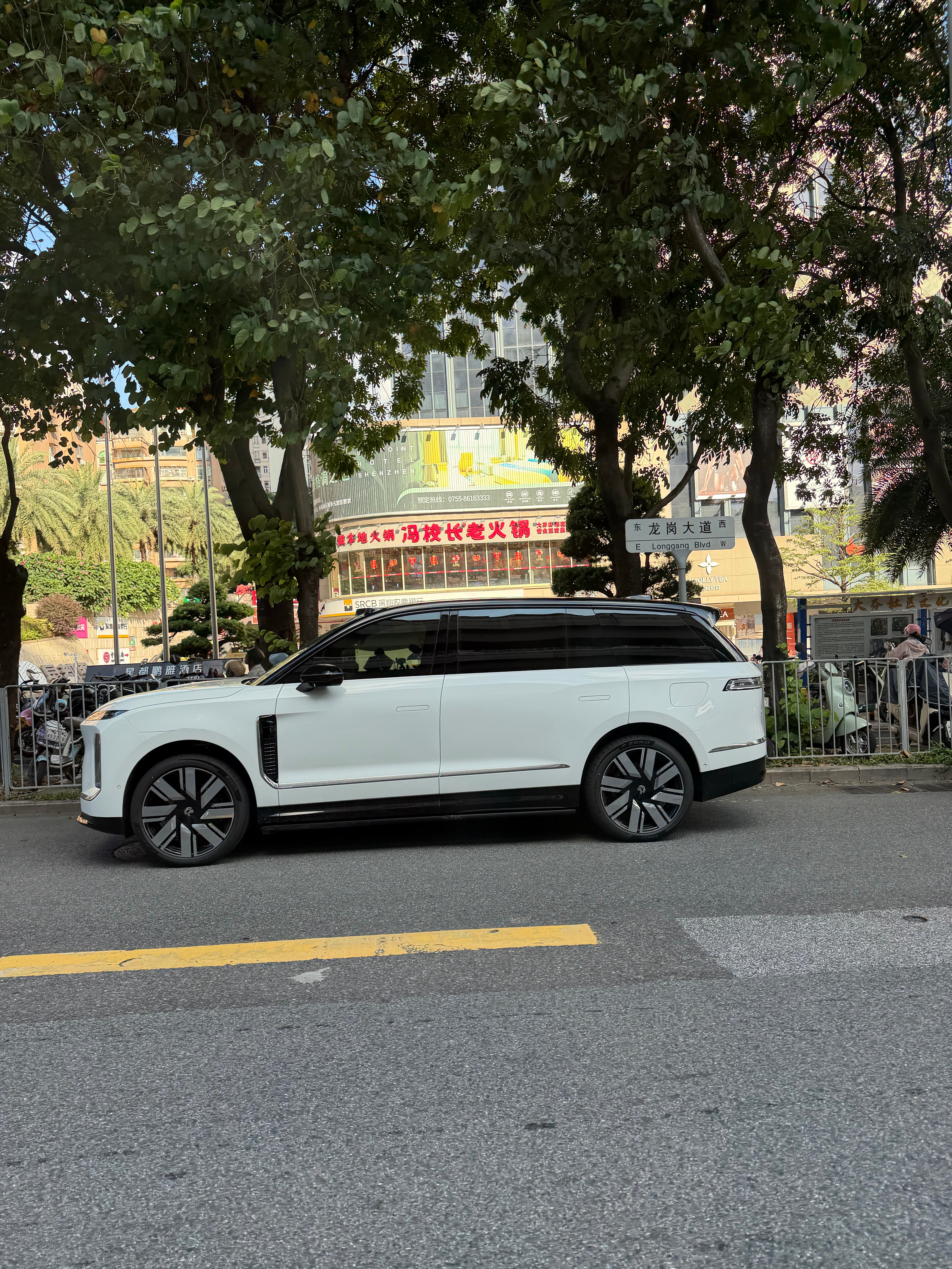 深圳街头路遇一台蔚来ES9，这侧面姿态你们觉得怎么样深圳