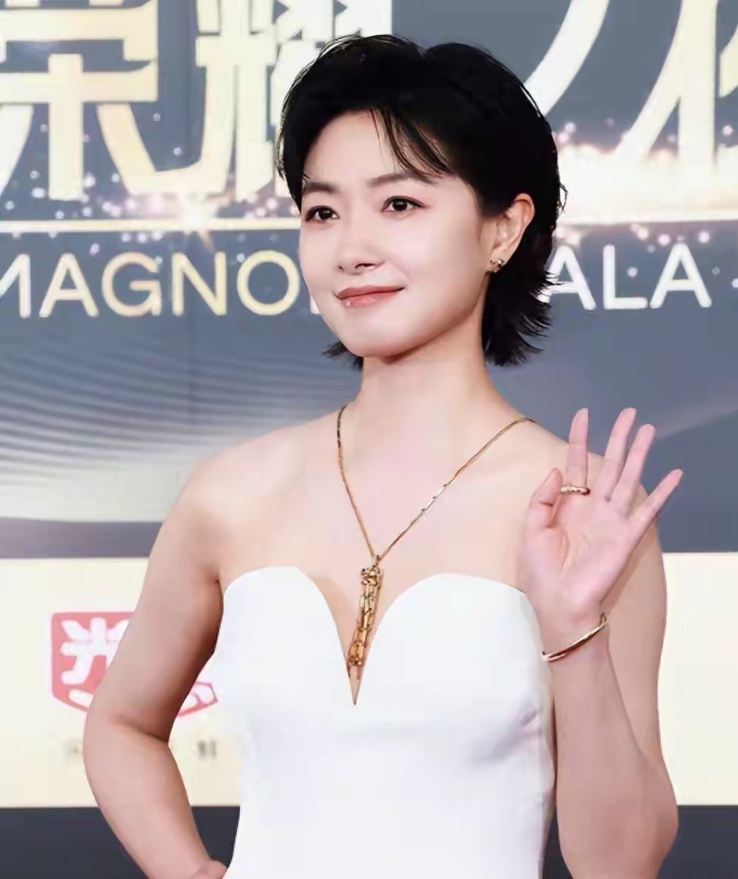 万茜曾因颜值出众被导演追求，婉拒后一度陷入事业低谷，直到与胡歌合作才成功翻红。