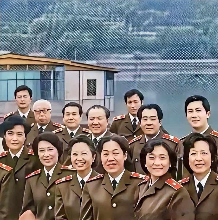 一张老演员的大合影，一眼就认出来了刘江、陈佩斯和唐国强，看看你还认识谁？老艺术家