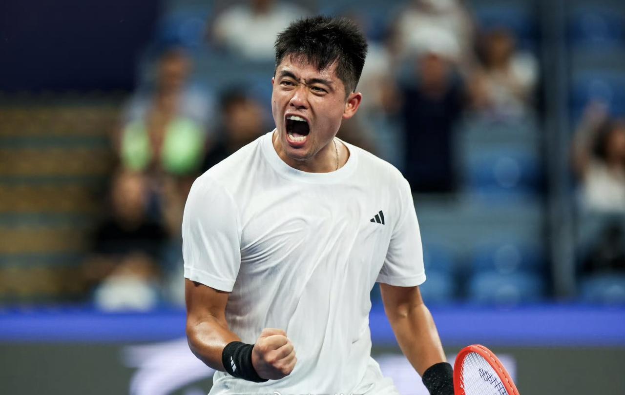 澳网男单资格赛首轮，中国球员吴易昺经过1小时42分钟的激战，以7-5、6-4战胜