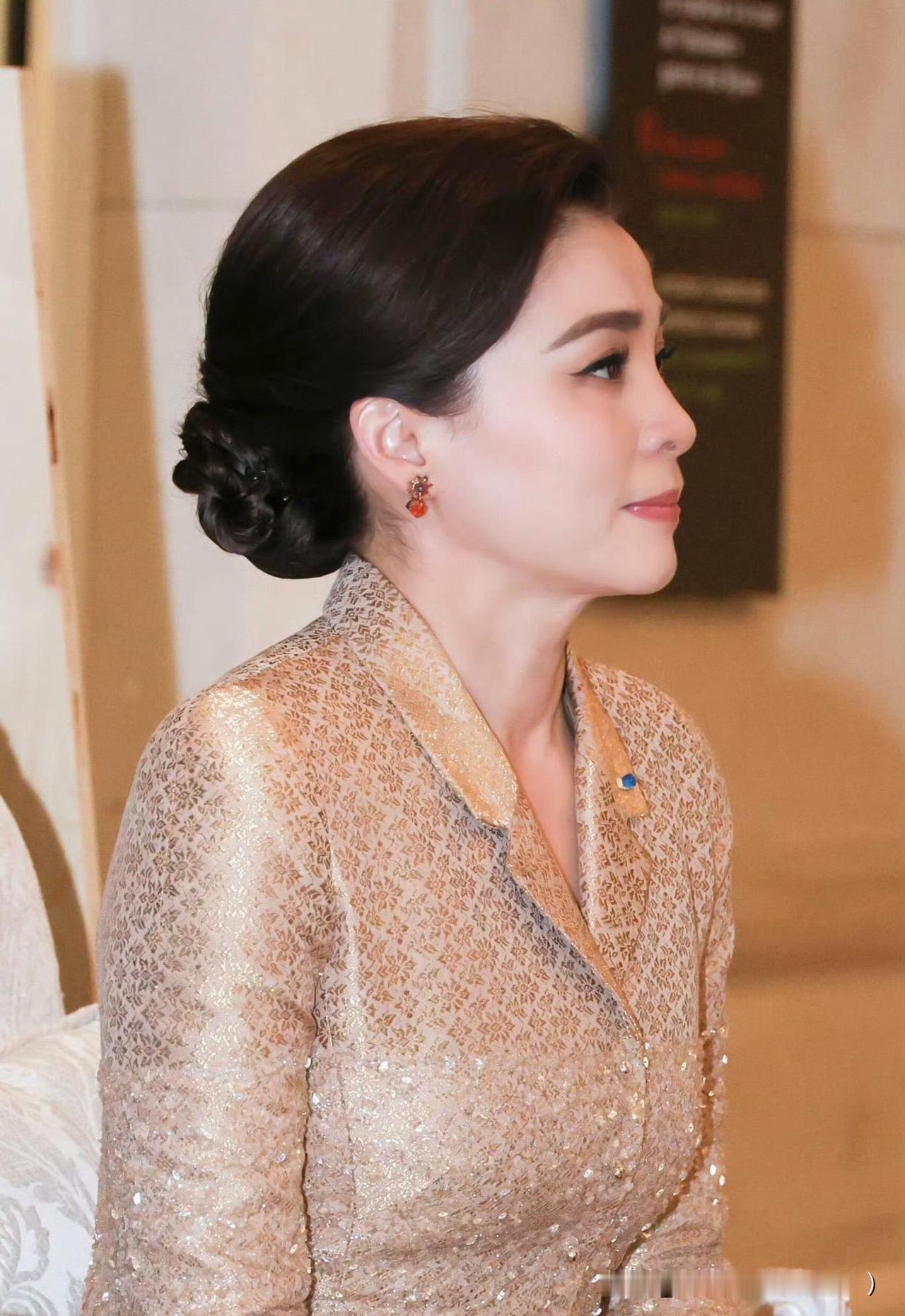 巴黎国访，近距离看苏提达王后的状态，依旧非常扛得住镜头，着装风格端庄大气。镜头扫