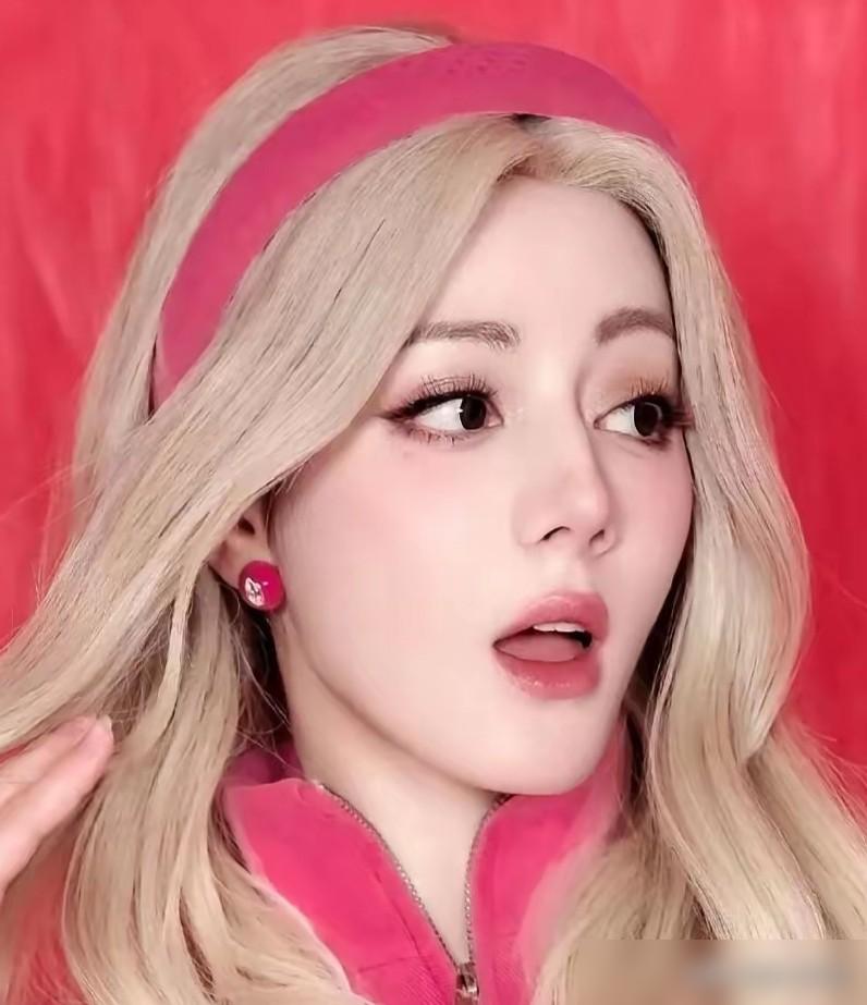 导弹在头顶乱飞的迪拜机场，顶流女星硬生生困了三十多个小时。这事听起来多荒谬？跟在