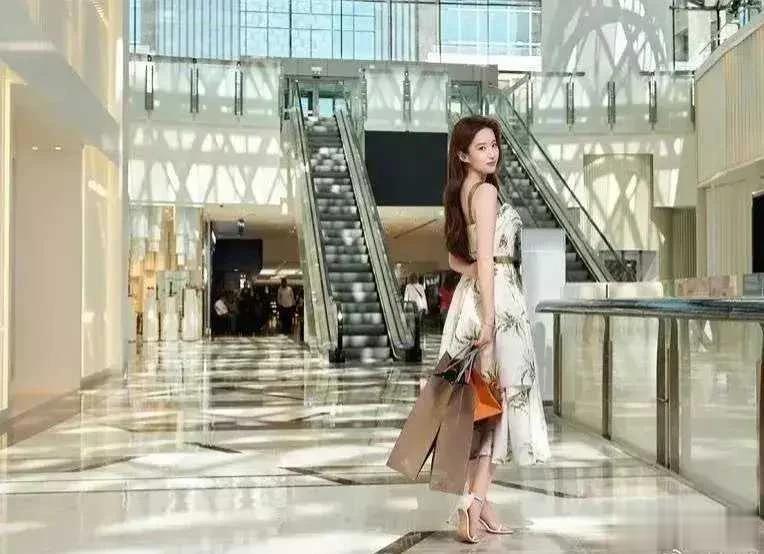 刘亦菲净身高170的人穿的鞋子才37码，大家都用显微镜看图的吧！