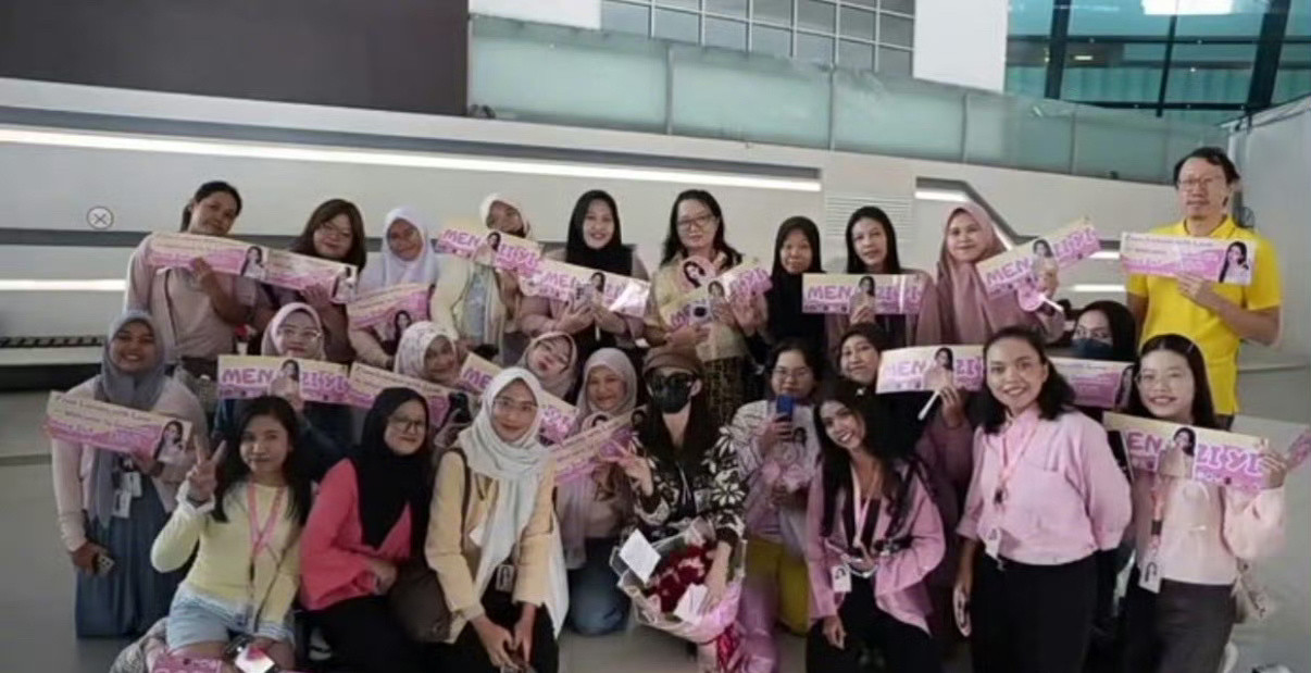 孟子义到印尼了！还跟印尼的小柠檬合影了