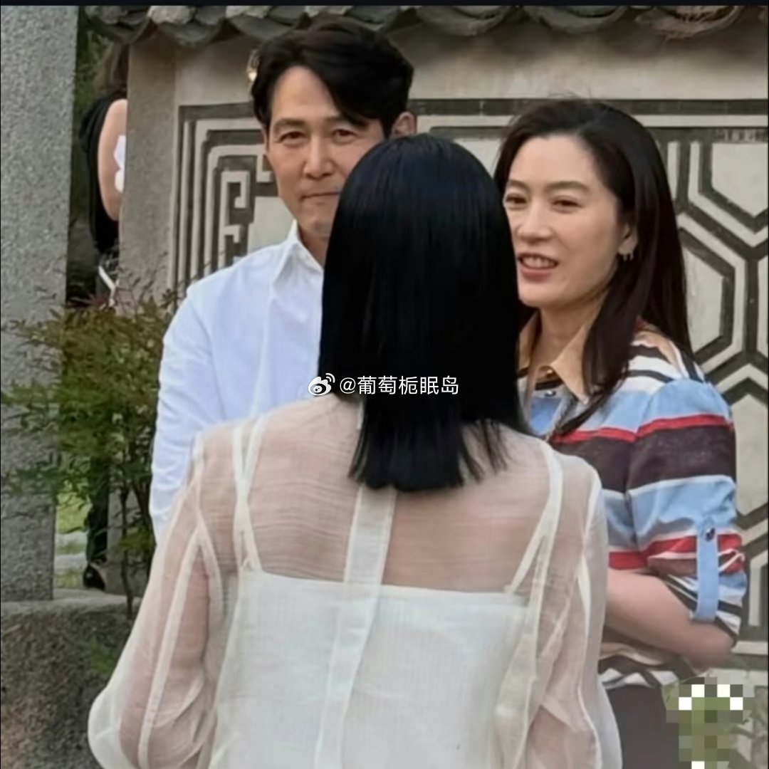 49岁三星前太子妃林世玲，跟李政宰恋爱十一年不领证，穿条纹衫现身香奈儿，这松弛感