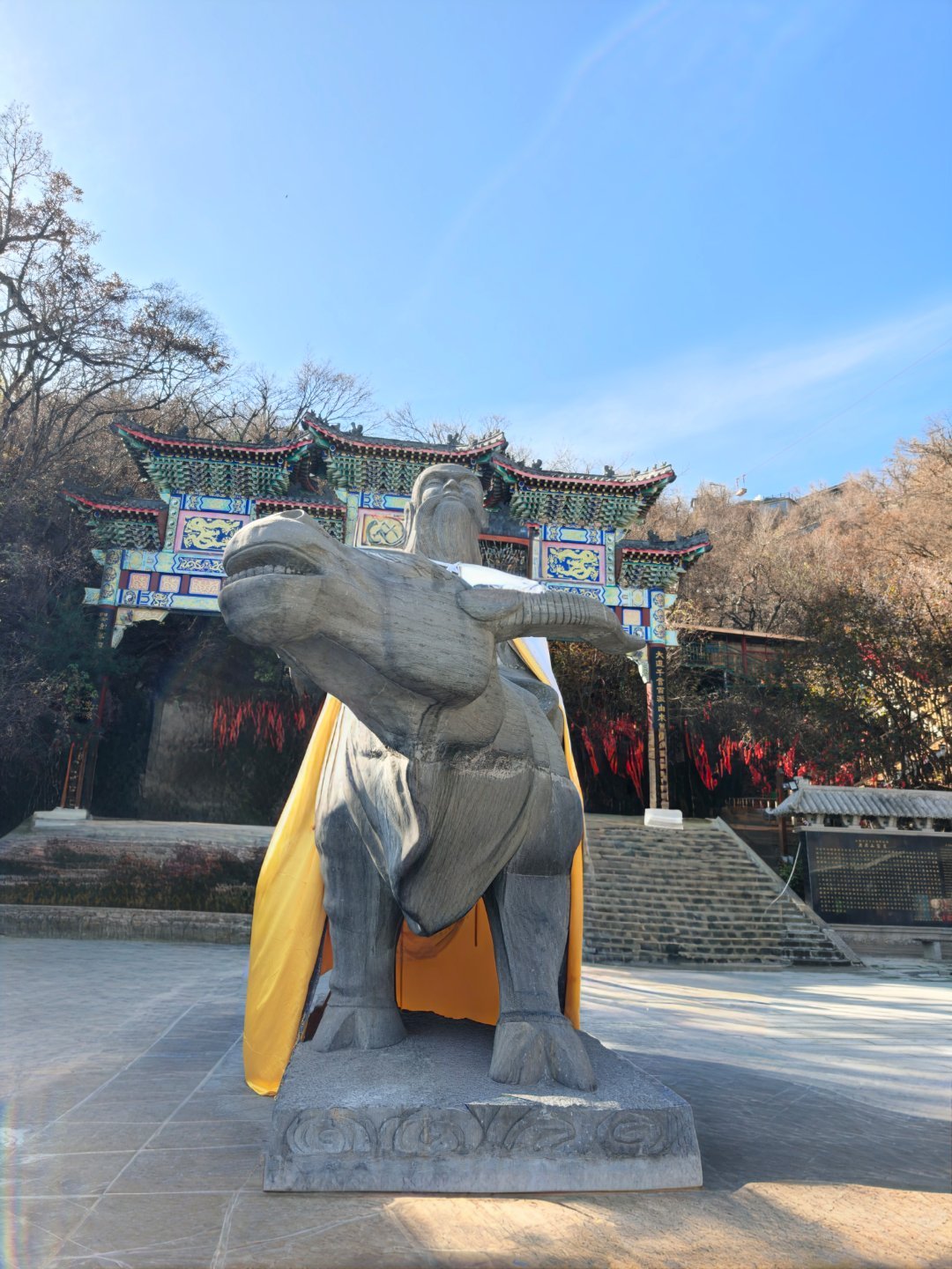 第一次老君山之旅，报了一个一日游的旅行团。从云景索道坐到中天门广场，步行两个小时