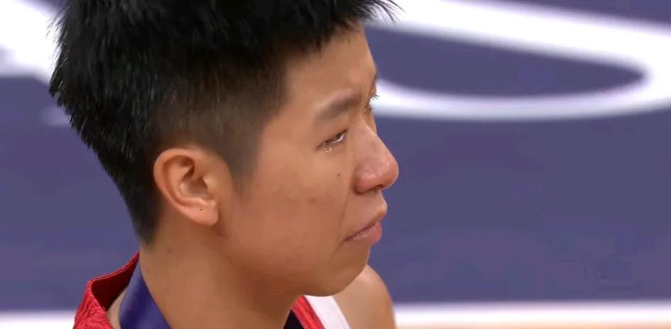 黄思静、王思雨、杨力维、杨舒予等女篮姑娘都在第三名颁奖仪式上哭的很厉害，可见她们