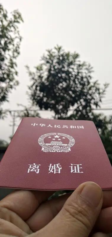 男人有钱没钱相差太大了。这边有老公失业了挣不到钱了，才两个月呢，老婆就闹着要