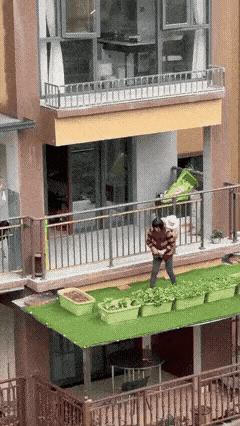 这个菜吃着放心吗？居然还背着小孩。