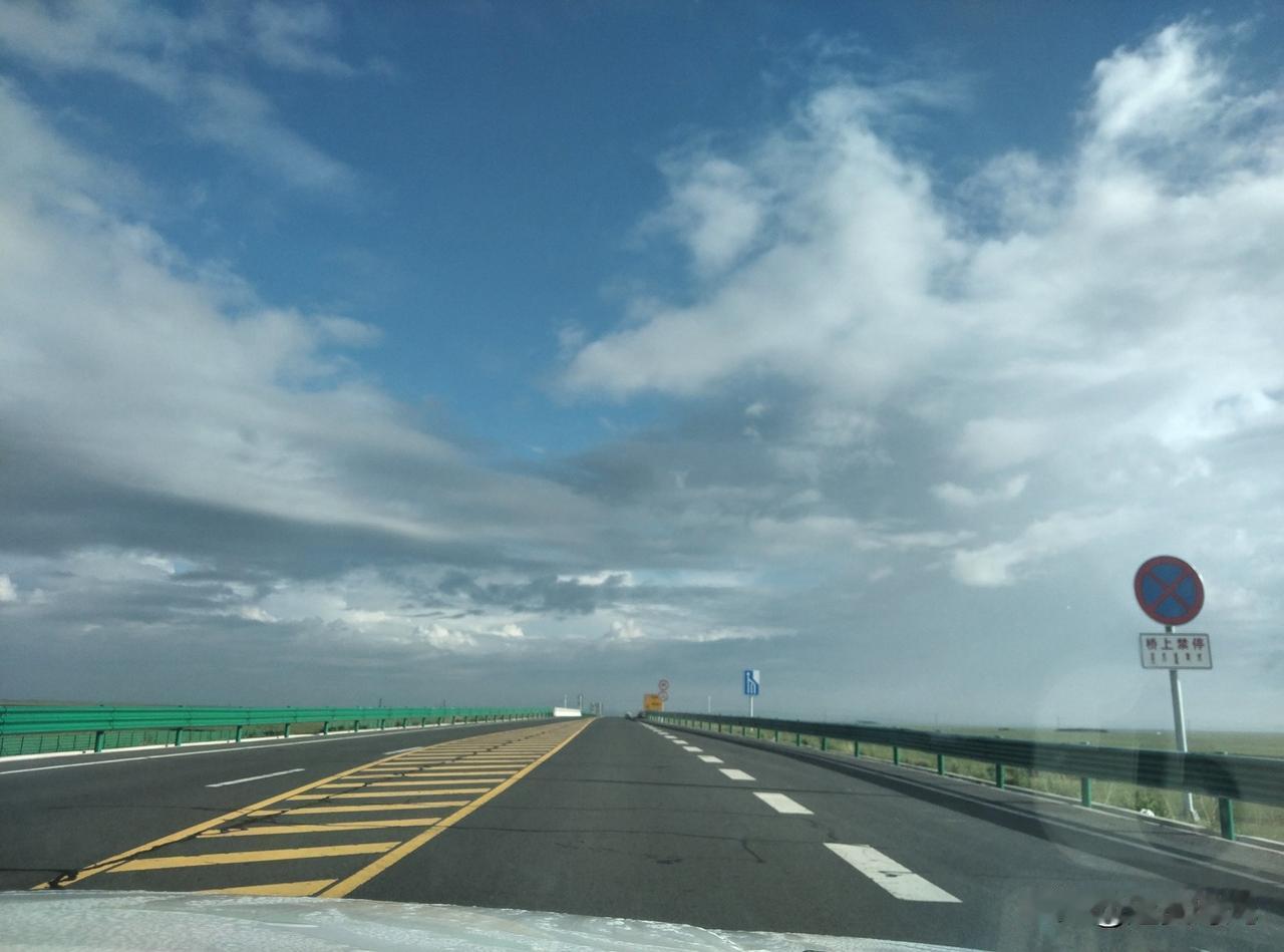 一百多公里的旅途，不知不觉已经走过大半。昨天清晨六点出发，一路开到晚上九点才