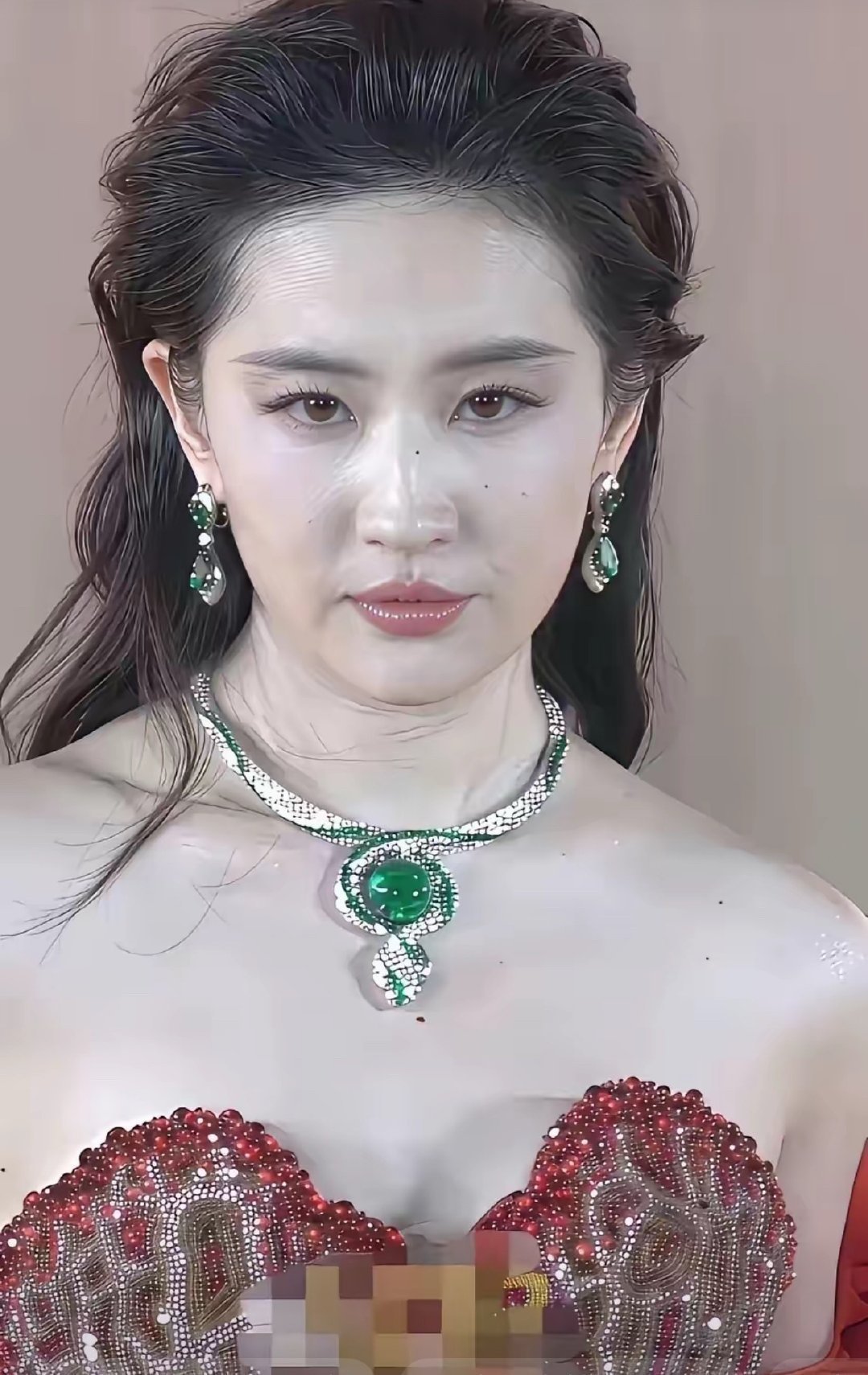 巴黎秀场外，外媒镜头把刘亦菲的毛孔都放大，36岁的法令纹像两条安静的小括号，却没