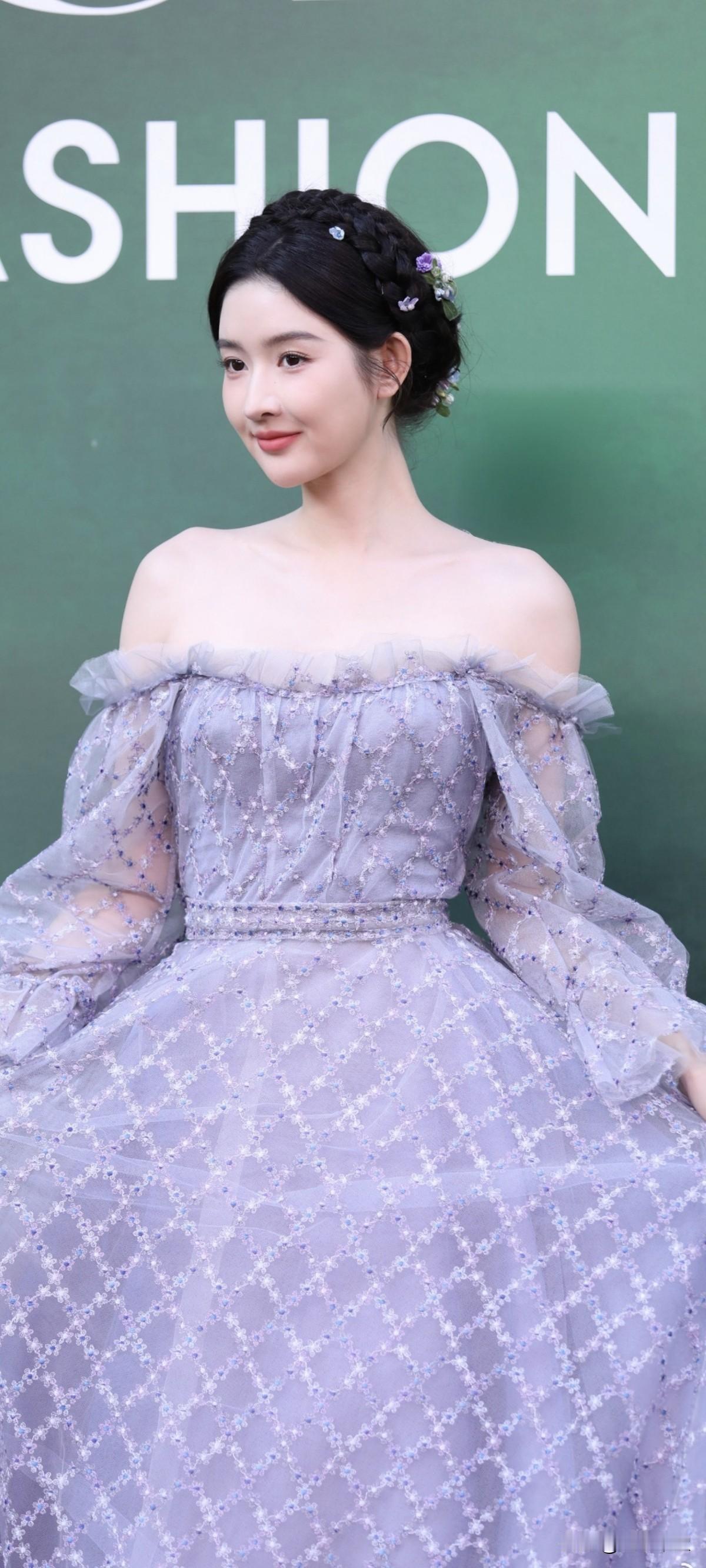 王玉雯vogue红毯生图，我看见紫色仙子起舞了，妹妹说紫色很有韵味