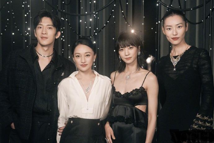 最近周迅和刘雯还有井柏然一起出席香奈儿的时尚活动，三位都非常的有气质。周迅这