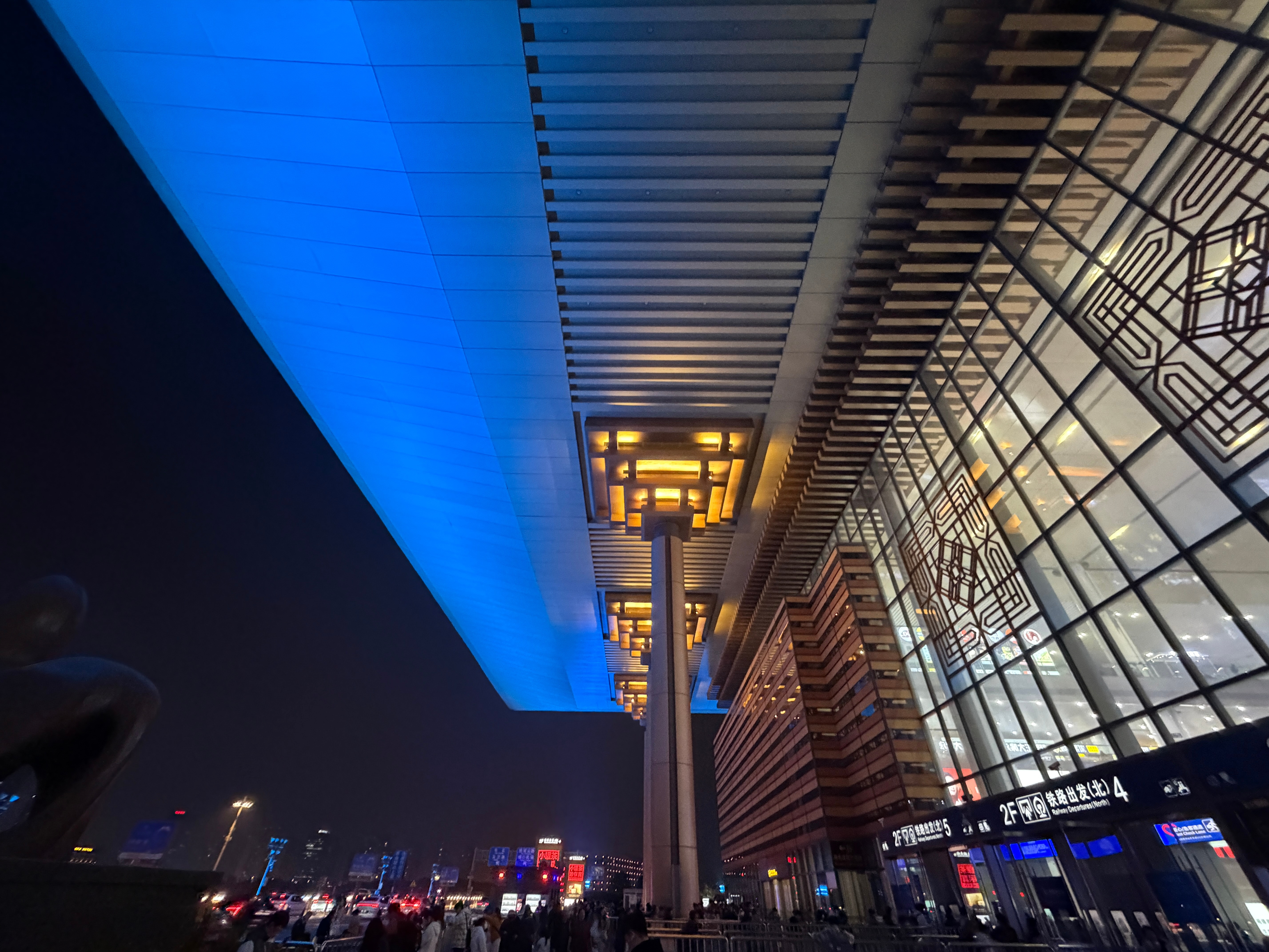 每次来南京南站都会被震撼到这个应该是国内最大的高铁站了吧