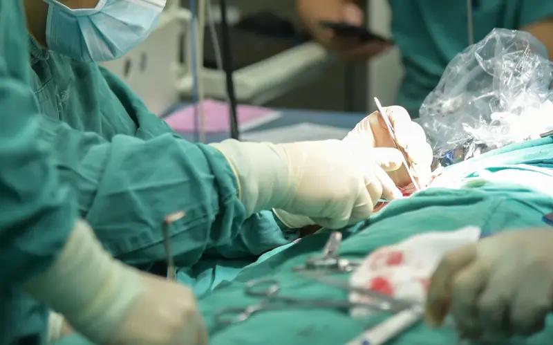 今天我亲弟弟来问我借三万块钱做心脏搭桥手术，我没借。因为我确信这钱他没打算还。