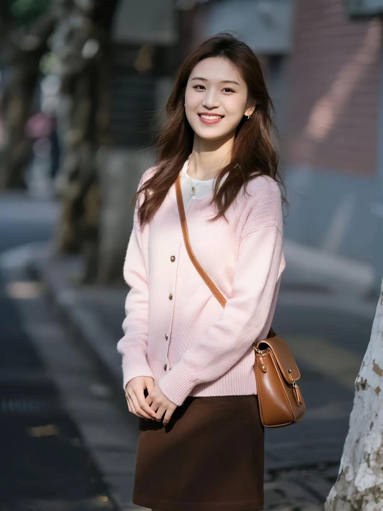 粉衣少女倚树笑，春日暖阳照人欢。